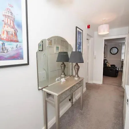 Pelican-stylish 2-bed Close To & Town Daire