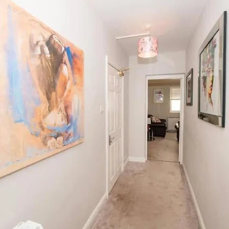 Apartment Pelican-stylish 2-bed Close To & Town *