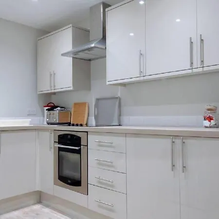 Apartment Pelican-stylish 2-bed Close To & Town *