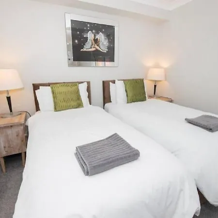 Pelican-stylish 2-bed Close To & Town *