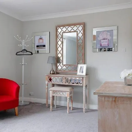 Pelican-stylish 2-bed Close To & Town Apartment *