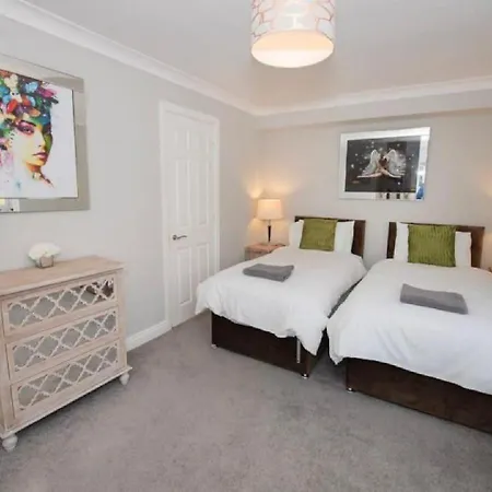 Apartment Pelican-stylish 2-bed Close To & Town *