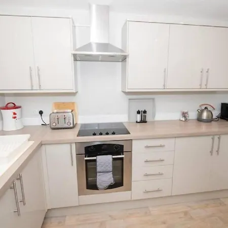 Pelican-stylish 2-bed Close To & Town Apartment Scarborough