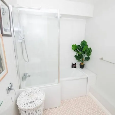 Pelican-stylish 2-bed Close To & Town