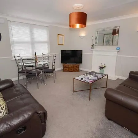 Apartment Pelican-stylish 2-bed Close To & Town *