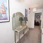 Pelican-stylish 2-bed Close To & Town Lejlighed