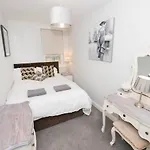 Pelican-stylish 2-bed Close To & Town * Scarborough