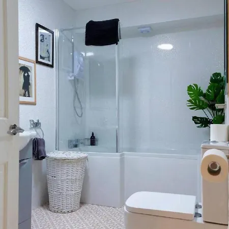 Pelican-stylish 2-bed Close To & Town