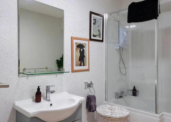 Pelican-stylish 2-bed Close To & Town