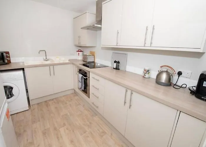 Pelican-stylish 2-bed Close To & Town
