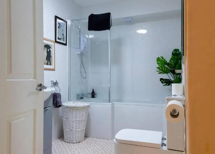 Pelican-stylish 2-bed Close To & Town