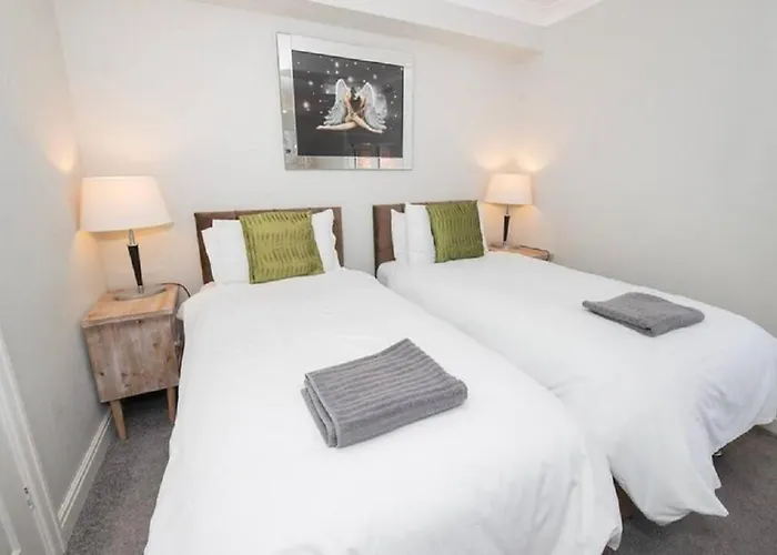 Pelican-stylish 2-bed Close To & Town *