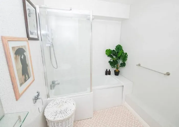 Pelican-stylish 2-bed Close To & Town