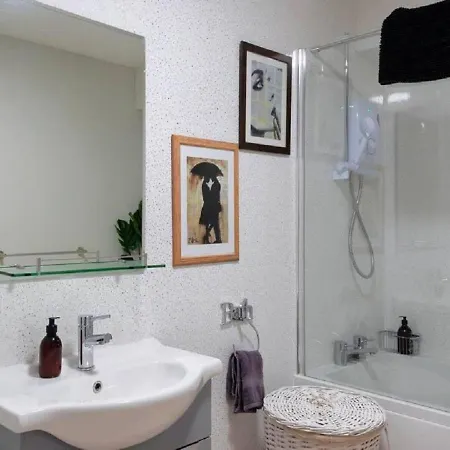 Pelican-stylish 2-bed Close To & Town